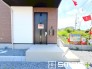 ～お住まいの顔「玄関」～
・玄関ドアの上にはもちろん軒がございますので、雨の日でも濡れずに鍵の開閉が可能です。
・鍵は防犯性に優れたディンプルキーを採用。
