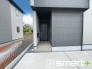 ～お住まいの顔「玄関」～
・玄関ドアの上にはもちろん軒がございますので、雨の日でも濡れずに鍵の開閉が可能です。
・鍵は防犯性に優れたディンプルキーを採用。
