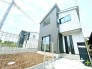 5号棟 ～スタイリッシュな外観～
・外壁はシックな色彩でデザイン性に優れた見た目となっております。
・ホワイトに重厚感のある濃い目のカラーの指し色を入れることによって、オシャレな外観に。
