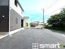 ～閑静な住宅街の立地～
・周辺は閑静な住宅街となっておりますので、静かな暮らしをご実現いただけます。
・前面道路の交通量も多くないので、小さなお子様がいるご家庭でもご安心ですね。
