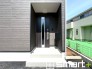 ～お住まいの顔「玄関」～
・玄関ドアの上にはもちろん軒がございますので、雨の日でも濡れずに鍵の開閉が可能です。
・鍵は防犯性に優れたディンプルキーを採用。
