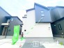 2号棟 ～スタイリッシュな外観～
・外壁はシックな色彩でデザイン性に優れた見た目となっております。
・ホワイトに重厚感のある濃い目のカラーの指し色を入れることによって、オシャレな外観に。
