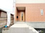 ～お住まいの顔「玄関」～
・玄関ドアの上にはもちろん軒がございますので、雨の日でも濡れずに鍵の開閉が可能です。
・鍵は防犯性に優れたディンプルキーを採用。
