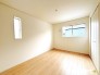 ～２面採光の明るいお部屋～
・洋室は２面採光とする事で穏やかな陽の入る明るい空間となっております。
・くつろぎのプライベート時間を明るい空間で穏やかにお過ごしいただけます。