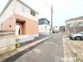 ～閑静な住宅街の立地～
・周辺は閑静な住宅街となっておりますので、静かな暮らしをご実現いただけます。
・前面道路の交通量も多くないので、小さなお子様がいるご家庭でもご安心ですね。
