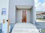 ～お住まいの顔「玄関」～
・玄関ドアの上にはもちろん軒がございますので、雨の日でも濡れずに鍵の開閉が可能です。
・鍵は防犯性に優れたディンプルキーを採用。
(１号棟)