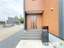 ～お住まいの顔「玄関」～
・玄関ドアの上には軒があるので、雨の日でも濡れずに鍵の開閉が可能です。
・モニター付きインターフォンで来客時には誰が来たかすぐにわかり、防犯面も安心です。
(１号棟)