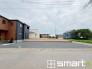 ～閑静な住宅街の立地～
・周辺は閑静な住宅街となっておりますので、静かな暮らしをご実現いただけます。
・前面道路の交通量も多くないので、小さなお子様がいるご家庭でもご安心ですね。
(１号棟)