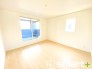 ～窓からはたっぷりの陽光～
・ゆとりある広さの主寝室は８帖。ご夫婦やご兄弟でもゆったりお過ごしいただけます。
・大容量の収納スペースで整理整頓しやすく、生活空間が広がりますね。