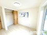～収納豊富な洋室～
・各居室に備え付けの収納をご用意。タンスなどを置く場合と比べ出っ張らないので部屋の中を有効のご活用いただけます。
・収納の広さなどぜひ現地でご確認くださいませ。
