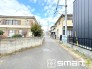 ～十分な広さのある前面道路～
・前面道路は約4ｍございますので、お車でのすれ違いも可能で余計なストレスがかかりません。
・日々お車での移動が多い方には大切なポイントですね。
