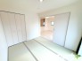 ～収納豊富な洋室～
・各居室に備え付けの収納をご用意。タンスなどを置く場合と比べ出っ張らないので部屋の中を有効のご活用いただけます。
・収納の広さなどぜひ現地でご確認くださいませ。
