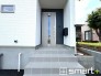 ～お住まいの顔「玄関」～
・玄関ドアの上にはもちろん軒がございますので、雨の日でも濡れずに鍵の開閉が可能です。
・鍵は防犯性に優れたディンプルキーを採用。
