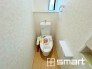 ～小窓付きの明るいトイレ～
・使用後や掃除の際には新鮮な空気を取り込み換気ができます。
・背面のスペースにちょっとした棚を設置すれば、トイレットペーパーのストックなども置けますね。
