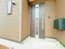 ～お住まいの顔「玄関」～
・玄関ドアの上にはもちろん軒がございますので、雨の日でも濡れずに鍵の開閉が可能です。
・鍵は防犯性に優れたディンプルキーを採用。
