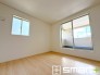 ～２面採光の明るいお部屋～
・洋室は２面採光とする事で穏やかな陽の入る明るい空間となっております。
・くつろぎのプライベート時間を明るい空間で穏やかにお過ごしいただけます。
