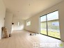 ～穏やかな陽の入るＬＤＫ～
・大きな窓のあるＬＤＫは陽当りも良好で明るい空間となっております。
・ご家族団らんなど過ごす時間の多いＬＤＫが明るいのは嬉しいポイントですね。
