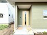 ～お住まいの顔「玄関」～
・玄関ドアの上にはもちろん軒がございますので、雨の日でも濡れずに鍵の開閉が可能です。
・鍵は防犯性に優れたディンプルキーを採用。
