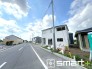 ～閑静な住宅街の立地～
・周辺は閑静な住宅街となっておりますので、静かな暮らしをご実現いただけます。
・前面道路の交通量も多くないので、小さなお子様がいるご家庭でもご安心ですね。
