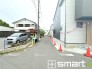 ～十分な広さのある前面道路～
・前面道路は約４ｍございますので、お車でのすれ違いも可能で余計なストレスがかかりません。
・日々お車での移動が多い方には大切なポイントですね。
