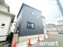 ～閑静な住宅街の立地～
・周辺は閑静な住宅街となっておりますので、静かな暮らしをご実現いただけます。
・前面道路の交通量も多くないので、小さなお子様がいるご家庭でもご安心ですね。
