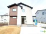 6-4号棟 ～モダンな印象の外観～
・ホワイトカラーに木目調をアクセントとしたことで温かみのある落ち着いた印象の外観。
・幅広いテイストにマッチし、高級感を与えてくれるデザインに仕上げました。
