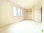 ～２面採光の明るいお部屋～
・洋室は２面採光とする事で穏やかな陽の入る明るい空間となっております。
・くつろぎのプライベート時間を明るい空間で穏やかにお過ごしいただけます。
(２号棟)