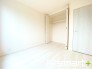 ～収納豊富な洋室～
・各居室に備え付けの収納をご用意。タンスなどを置く場合と比べ出っ張らないので部屋の中を有効のご活用いただけます。
・収納の広さなどぜひ現地でご確認くださいませ。
