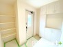 ～ホワイトカラーで統一された玄関～
・清潔感のあるホワイトカラーで纏められた玄関は圧迫感もなく広々とした印象に。
・玄関ドアにガラス部分を設ける事で穏やかな陽の入る玄関になります。
