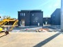 ～閑静な住宅街の立地～
・周辺は閑静な住宅街となっておりますので、静かな暮らしをご実現いただけます。
・前面道路の交通量も多くないので、小さなお子様がいるご家庭でもご安心ですね。
