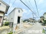 ～閑静な住宅街の立地～
・周辺は閑静な住宅街となっておりますので、静かな暮らしをご実現いただけます。
・前面道路の交通量も多くないので、小さなお子様がいるご家庭でもご安心ですね。
