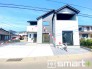 ～スタイリッシュな外観～
・外壁はシックな色彩でデザイン性に優れた見た目となっております。
・ホワイトに重厚感のある濃い目のカラーの指し色を入れることによって、オシャレな外観に。
