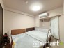 ～約7.3帖のお部屋～
・寝室は大きなクローゼットのついたお部屋となっております。
・くつろぎのプライベート時間を明るい空間で穏やかにお過ごしいただけます。
