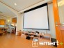 ～大型スクリーン設置済み～
・リビングには大型のスクリーンを設置済みです。
・ご家族や友人の集まる空間をより良い時間に演出してくれます。
