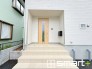 ～お住まいの顔「玄関」～
・玄関ドアの上にはもちろん軒がございますので、雨の日でも濡れずに鍵の開閉が可能です。
・鍵は防犯性に優れたディンプルキーを採用。
