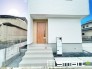 ～お住まいの顔「玄関」～
・玄関ドアの上にはもちろん軒がございますので、雨の日でも濡れずに鍵の開閉が可能です。
・鍵は防犯性に優れたディンプルキーを採用。(１号棟)
