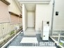 ～お住まいの顔「玄関」～
・玄関ドアの上にはもちろん軒がございますので、雨の日でも濡れずに鍵の開閉が可能です。
・鍵は防犯性に優れたディンプルキーを採用。
