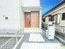 ～お住まいの顔「玄関」～
・玄関ドアの上にはもちろん軒がございますので、雨の日でも濡れずに鍵の開閉が可能です。
・鍵は防犯性に優れたディンプルキーを採用。
