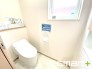 ～窓付きの明るいトイレ～
・使用後や掃除の際に窓を開ければ、外からの新鮮な空気を取り込み素早く換気ができます。
・埋め込み収納付きでストックや掃除用具もスッキリ片付きますね。
(１号棟　平屋)