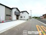 ～十分な広さのある前面道路～
・前面道路は約６ｍございますので、お車でのすれ違いも楽々で余計なストレスがかかりません。
・日々お車での移動が多い方には大切なポイントですね。
