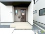 ～お住まいの顔「玄関」～
・玄関ドアの上にはもちろん軒がございますので、雨の日でも濡れずに鍵の開閉が可能です。
・鍵は防犯性に優れたディンプルキーを採用。(２号棟)
