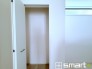 ～収納豊富な洋室～
・各居室に備え付けの収納をご用意。タンスなどを置く場合と比べ出っ張らないので部屋の中を有効のご活用いただけます。
・収納の広さなどぜひ現地でご確認くださいませ。
