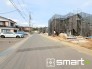 ～閑静な住宅街の立地～
・周辺は閑静な住宅街となっておりますので、静かな暮らしをご実現いただけます。
・前面道路の交通量も多くないので、小さなお子様がいるご家庭でもご安心ですね。
