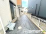 ～お庭もある余裕の敷地～
・広々した敷地にはお庭もご用意。お庭があるだけで余裕を感じますね。
・防草シートや人工芝の敷設などのオプションもお気軽にご相談くださいませ。

