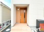 ～お住まいの顔「玄関」～
・玄関ドアの上にはもちろん軒がございますので、雨の日でも濡れずに鍵の開閉が可能です。
・鍵はは防犯性に優れたディンプルキーを採用。
