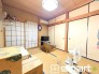 ～「和みの部屋」和室をご用意～
・ゴロンと寝転がったり、お子様のいるご家庭ではお子様を寝かしつけたり、などご活用いただける和室をご用意。
・やはり畳の香りは心が落ち着きますね。
