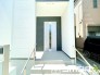 ～お住まいの顔「玄関」～
・玄関ドアの上にはもちろん軒がございますので、雨の日でも濡れずに鍵の開閉が可能です。
・鍵は防犯性に優れたディンプルキーを採用。
