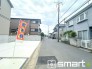 ～十分な広さのある前面道路～
・前面道路は約６ｍございますので、お車でのすれ違いも楽々で余計なストレスがかかりません。
・日々お車での移動が多い方には大切なポイントですね。
