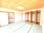 ～使い勝手の良い「和洋室」～
・畳敷きに建具は洋風、というハイブリッド型の「和洋室」。和室と洋室の良い所を組み合わせたお部屋です。
・やはり畳の香りは心が落ち着きますね。

