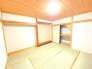 ～「和みの部屋」和室をご用意～
・ゴロンと寝転がったり、お子様のいるご家庭ではお子様を寝かしつけたり、などご活用いただける和室をご用意。
・やはり畳の香りは心が落ち着きますね。
